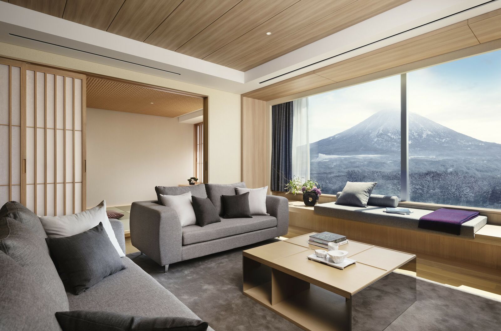 Room 628 - 4 Bedroom Yotei Suite with Tatami - Living Winter View